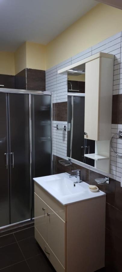 New & Great Located Apartment Near Center Tirana Buitenkant foto