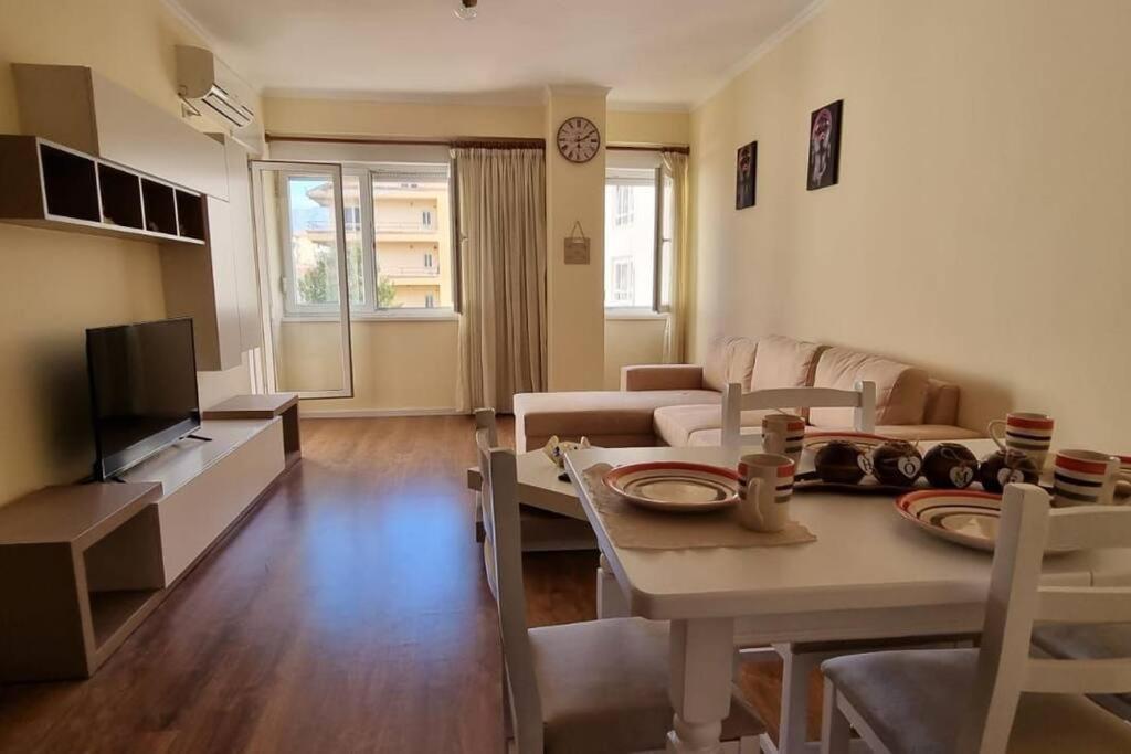 New & Great Located Apartment Near Center Tirana Buitenkant foto